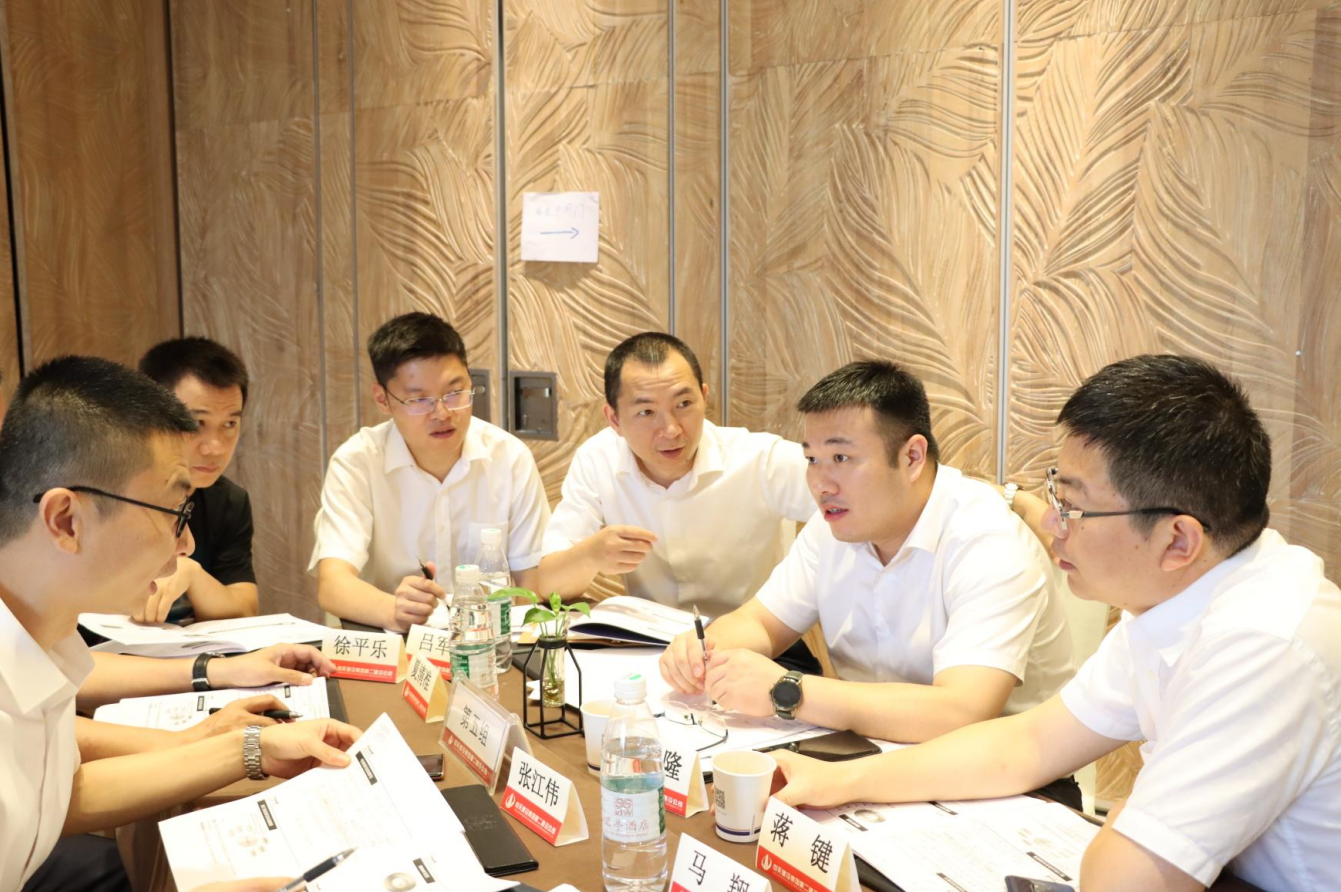 2021年6月25日-26日，人生就是博·尊龙z6二建组织开展了2021年中高层主管执行力培训。本次培训特邀清华、北大、上海交大总裁班讲师，中国企业家协会特聘高级讲师许晋老师进行授课。