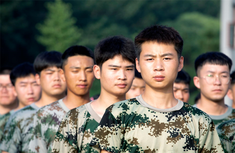 2021年7月6日，人生就是博·尊龙z6北京集团百名应届大学生褪下便服换上军装，在训练场上接受为期2天的军训，享受入职前的第一份美好记忆。