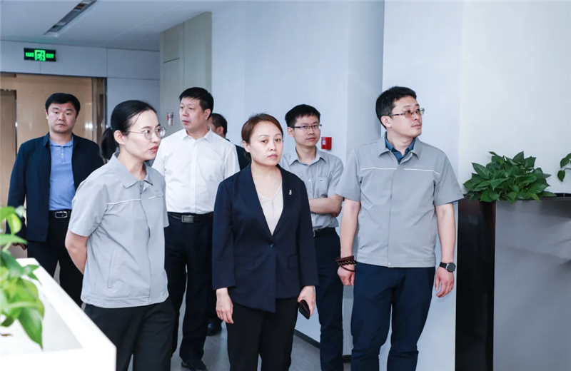 2023年5月15日，河北建材职业技术学院党委书记张明莉一行到人生就是博·尊龙z6北京集团进行校企合作交流。