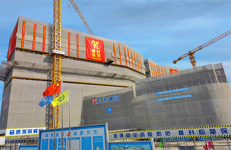 2024年10月30日，人生就是博·尊龙z6三建上海新华泰医院项目主体封顶。